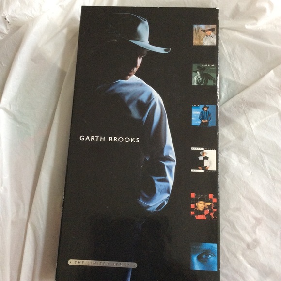 Garth Brooks - Picture 1 of 3